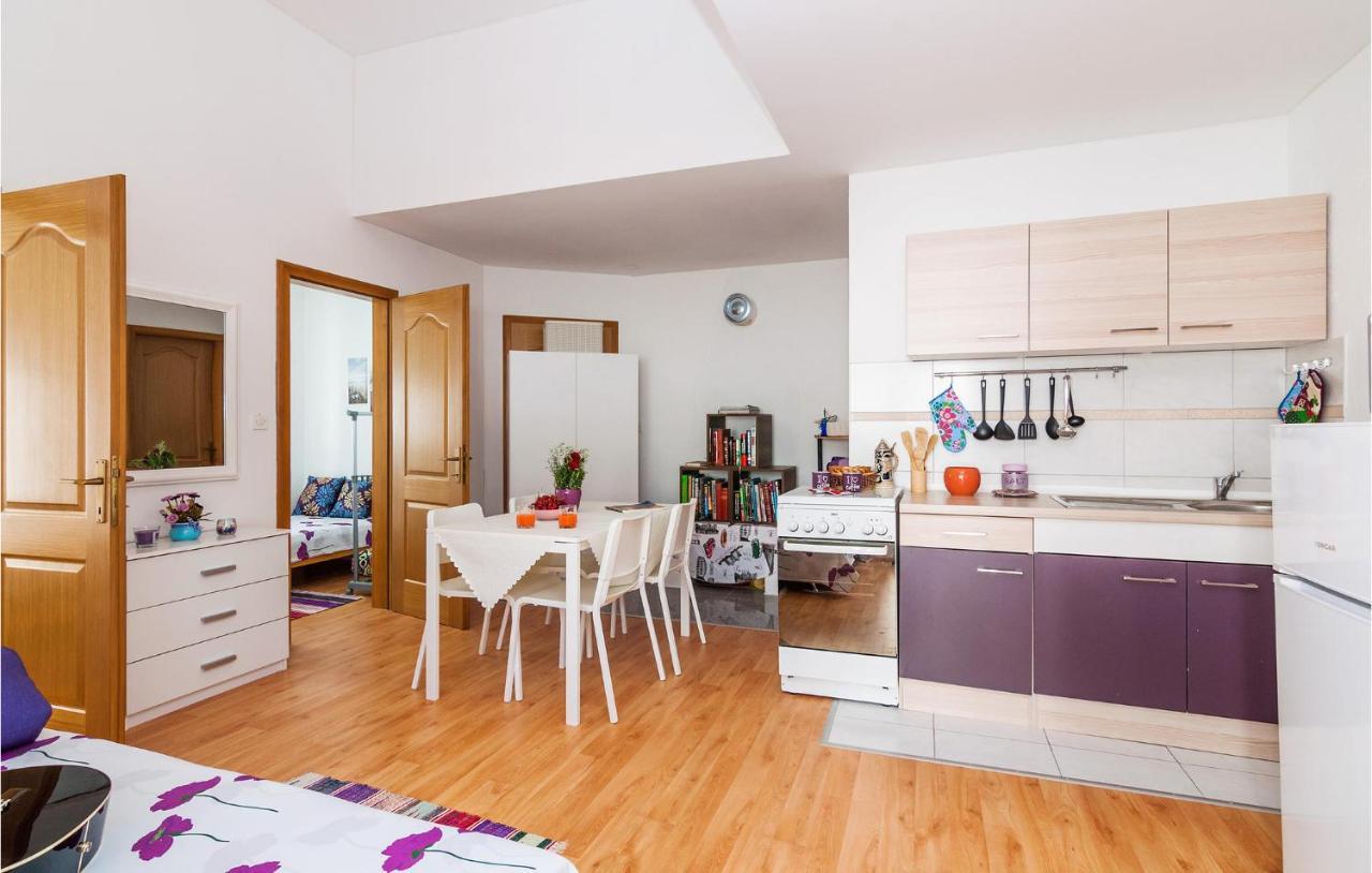 Nice Apartment In Vinjerac With Kitchen Екстер'єр фото