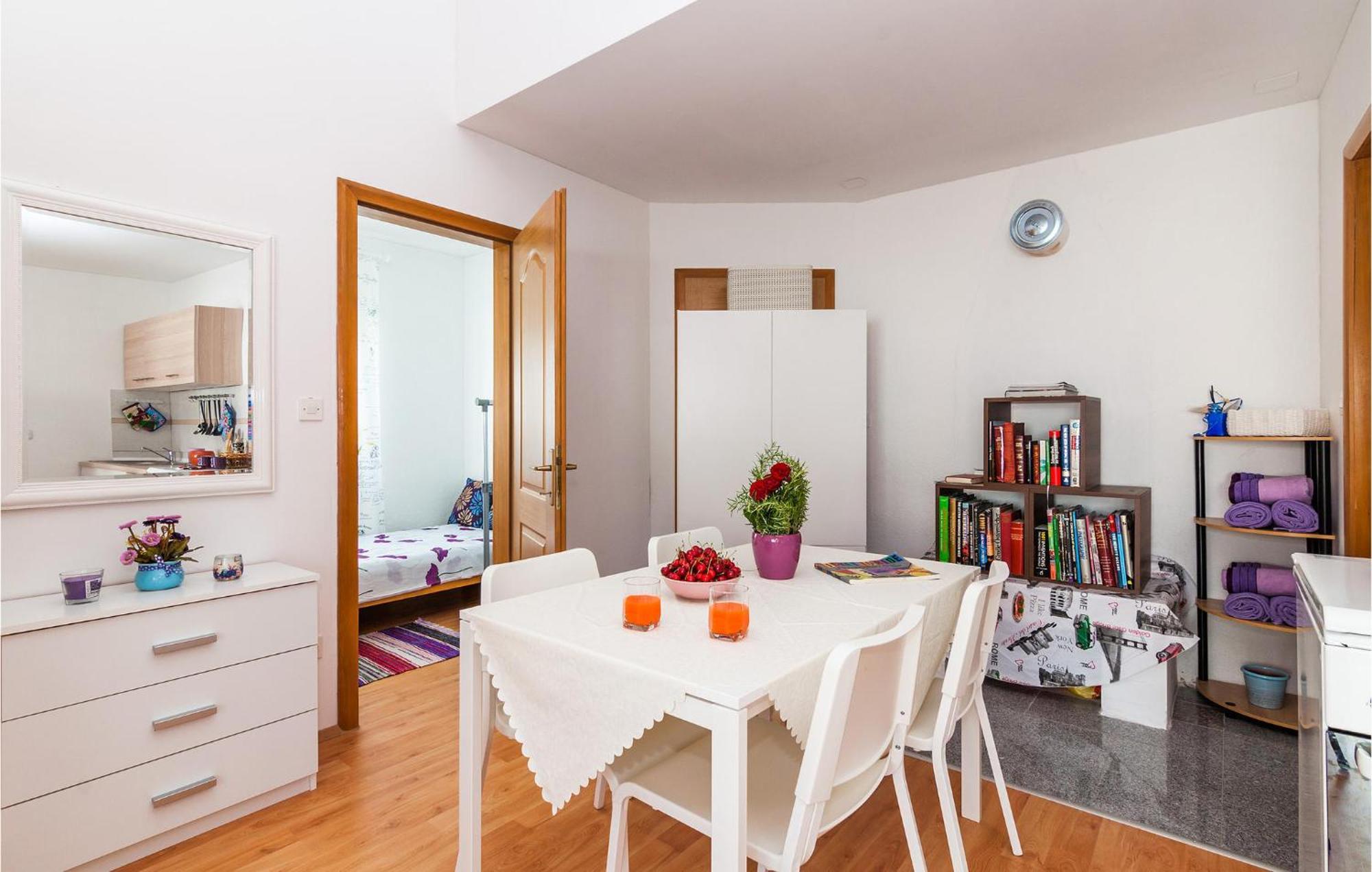 Nice Apartment In Vinjerac With Kitchen Екстер'єр фото