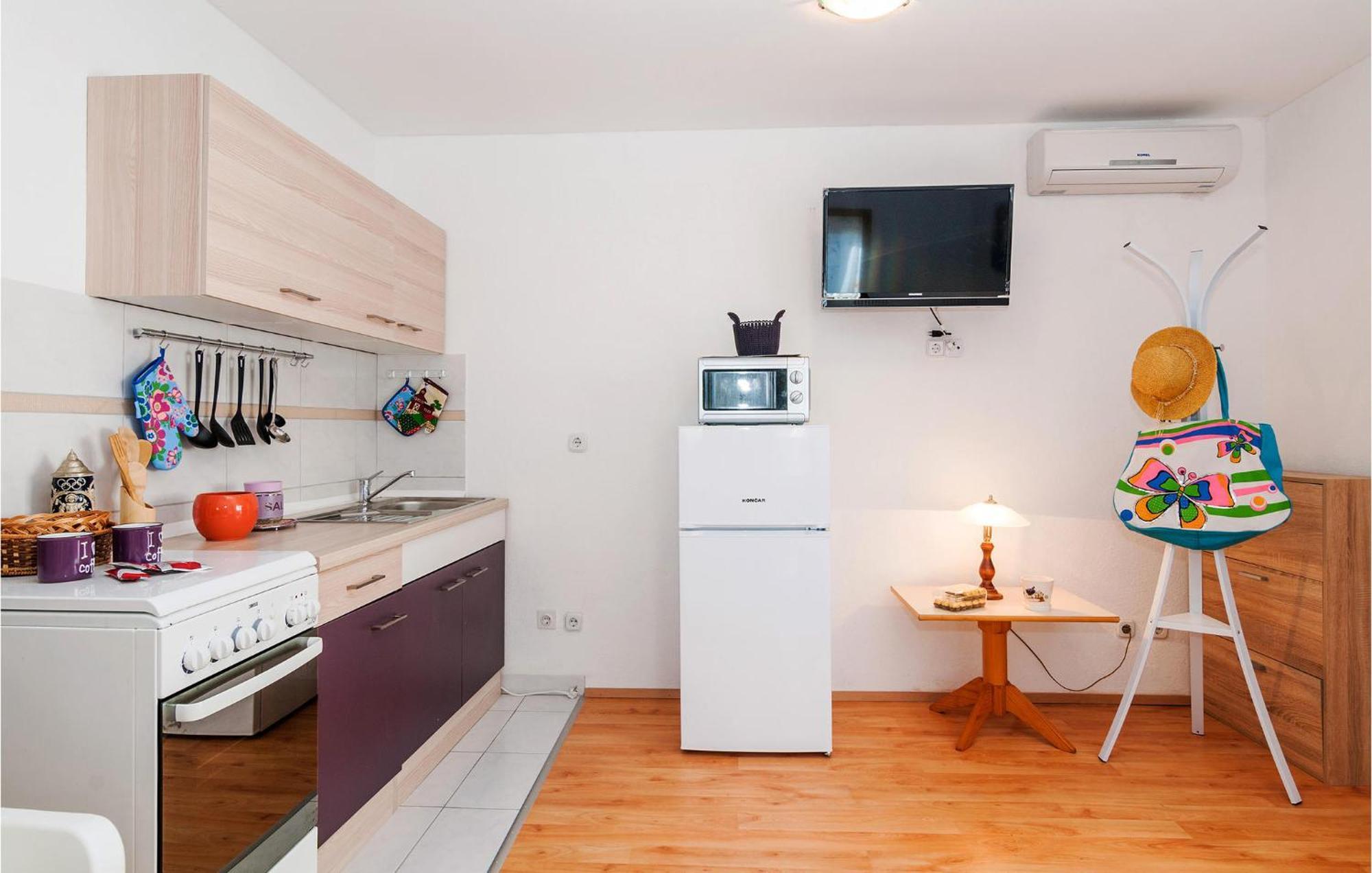 Nice Apartment In Vinjerac With Kitchen Екстер'єр фото
